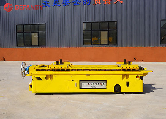 Apparecchiature di sollevamento, carrello giallo per il trasporto di carichi pesanti.